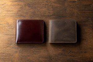 コードバンとブライドルレザーの財布を並べて比べたところ