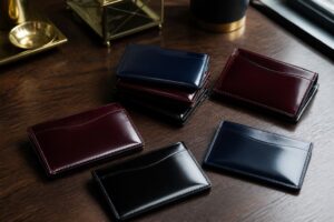 艶のあるコードバンの名刺入れを机に並べたところ
