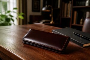 コードバンの財布を木のデスクに置いた様子