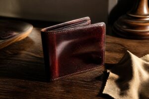 使い込まれて艶の深まったコードバンの革財布